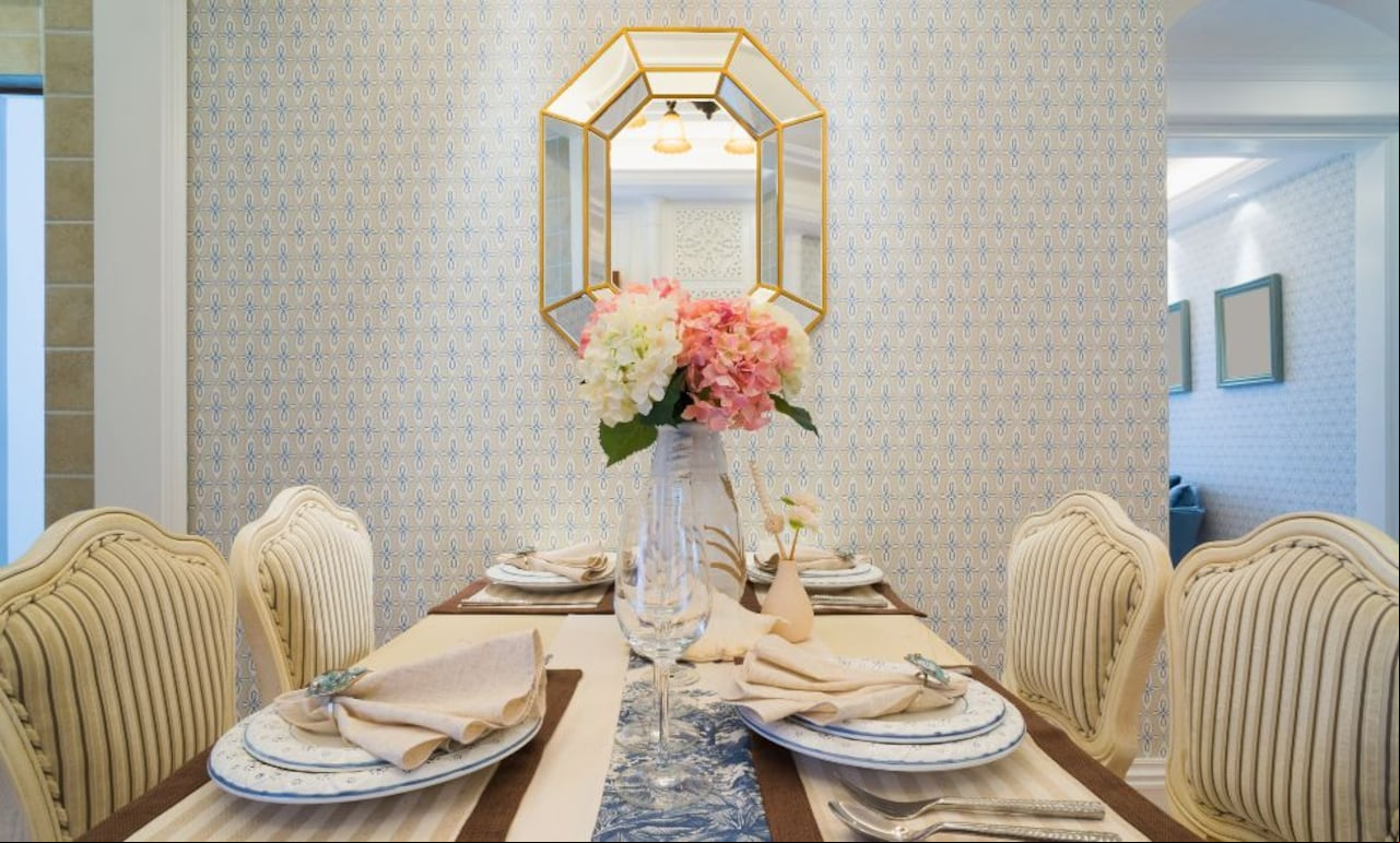Un comedor ordenado, con las decoraciones adecuadas como un espejo representa abundancia.
