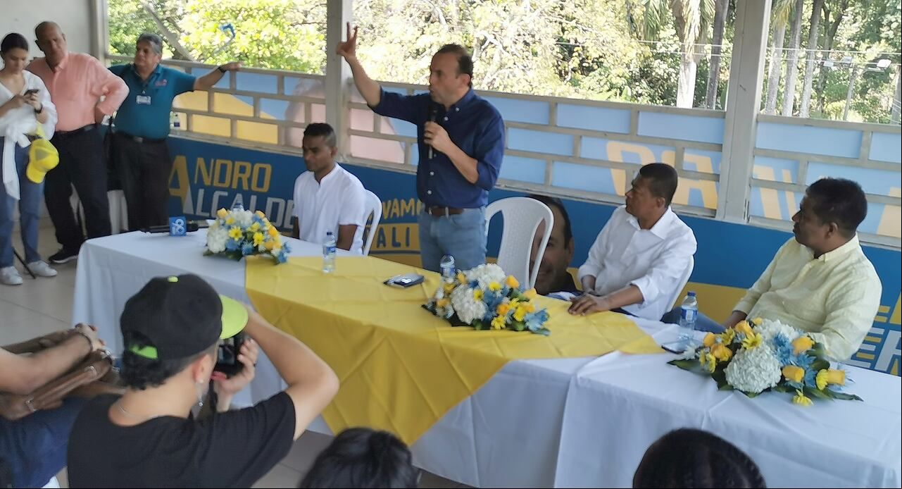 Cali. Política, Lanzamiento de la nueva sede "casa amarilla" de Alejandro Eder en el oriente de la ciudad. Foto José L Guzmán. El País, agosto 10-23