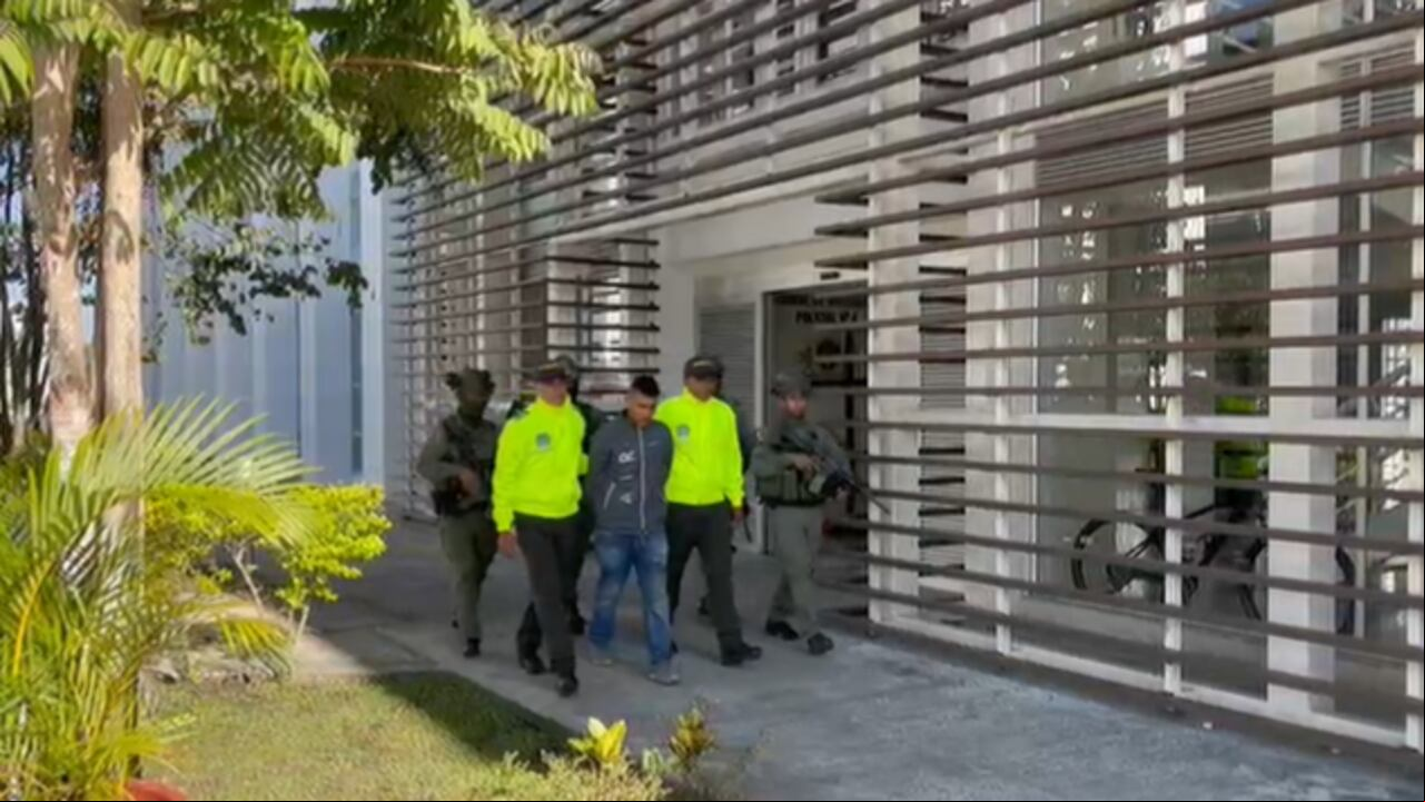 Policía traslada a alias Jefferson, cabecilla de las disidencias de las Farc, según las autoridades.