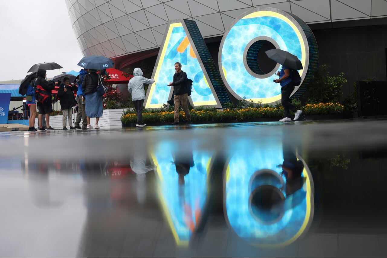Los espectadores caminan por Melbourne Park en el campeonato de tenis del Abierto de Australia, Melbourne, 17 de enero de 2024. (Foto AP/Asanka Brendon Ratnayake)