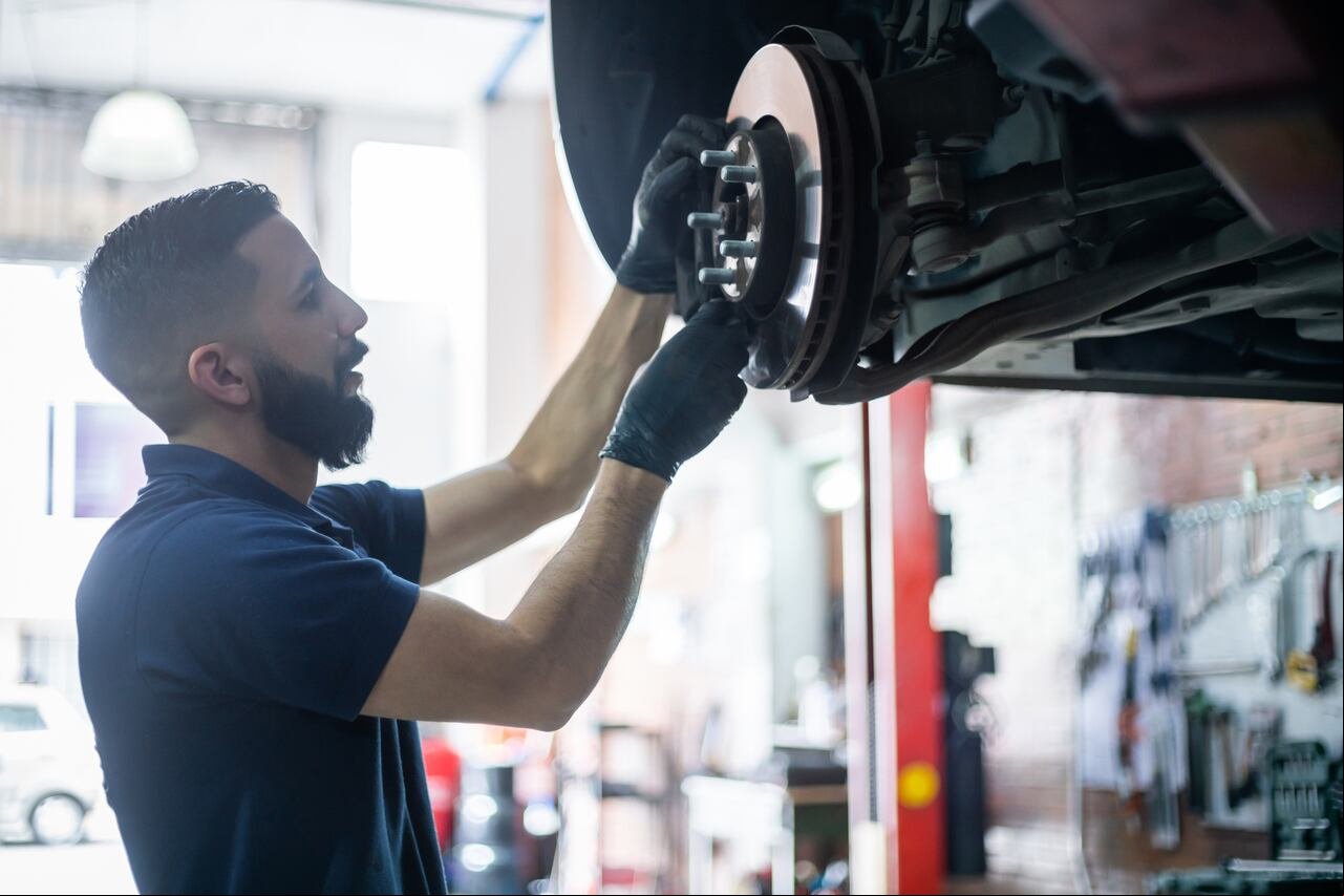 La longevidad de los frenos de un automóvil varía según diversos factores, como el estilo de conducción, el tipo de frenos utilizados y la calidad de los materiales empleados en su fabricación.