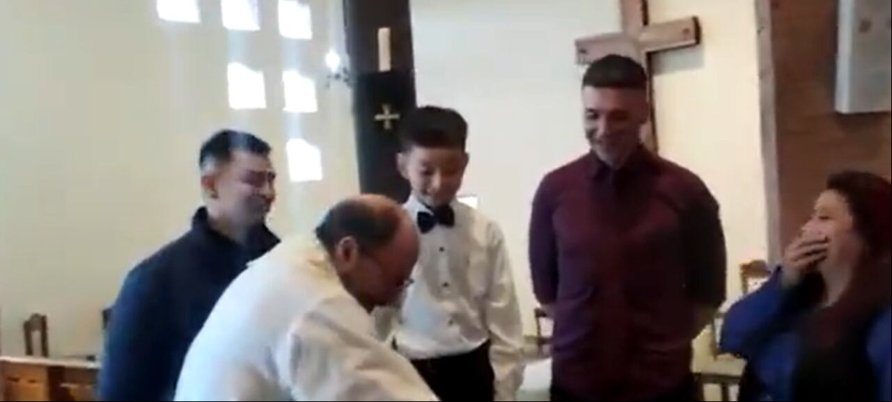 Video de un niño se viralizó en las redes sociales, mientras se encontraba en medio de su bautizo.