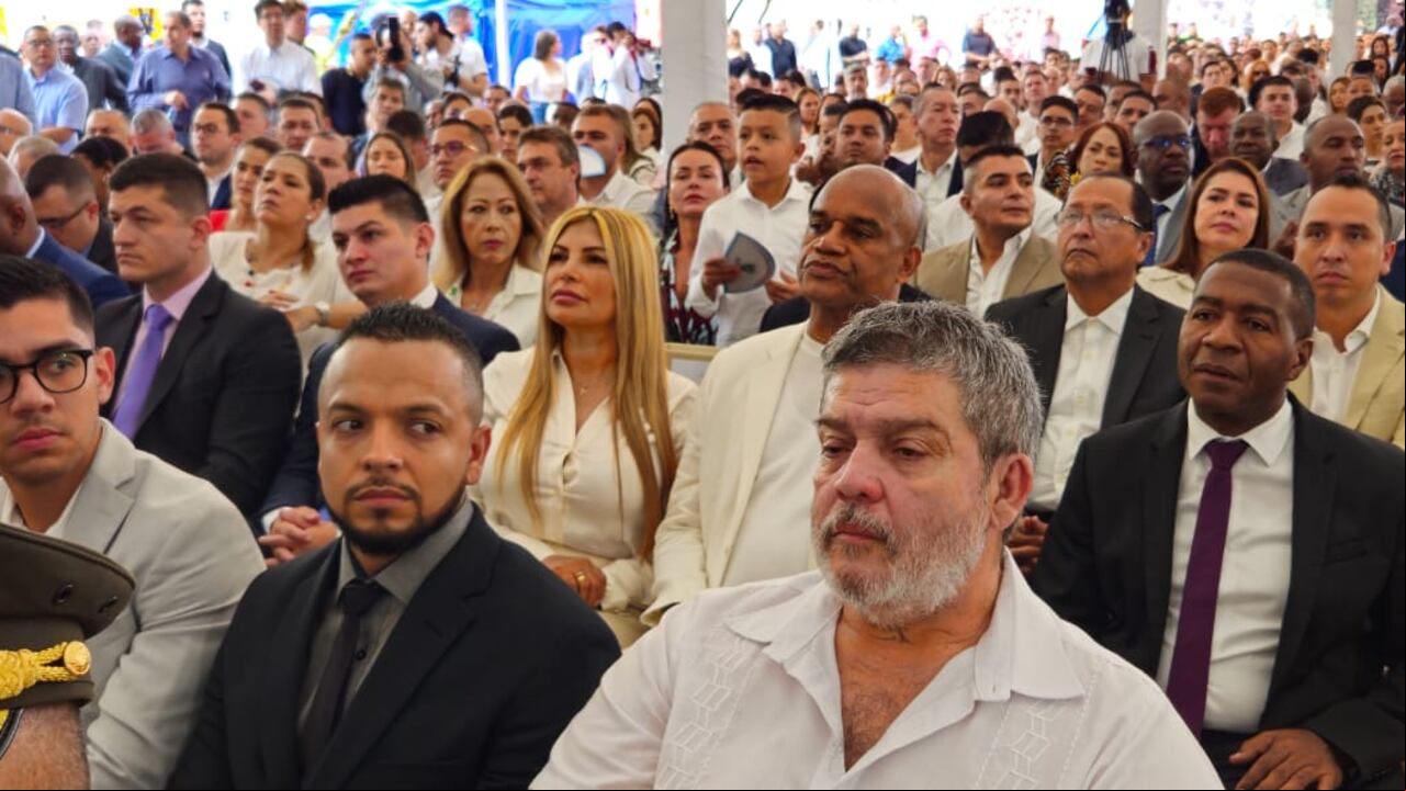 El concejal electo en Cali Andrés Escobar, mira asombrado a Marcos Calarca, representante a la Cámara por el partido Comunes