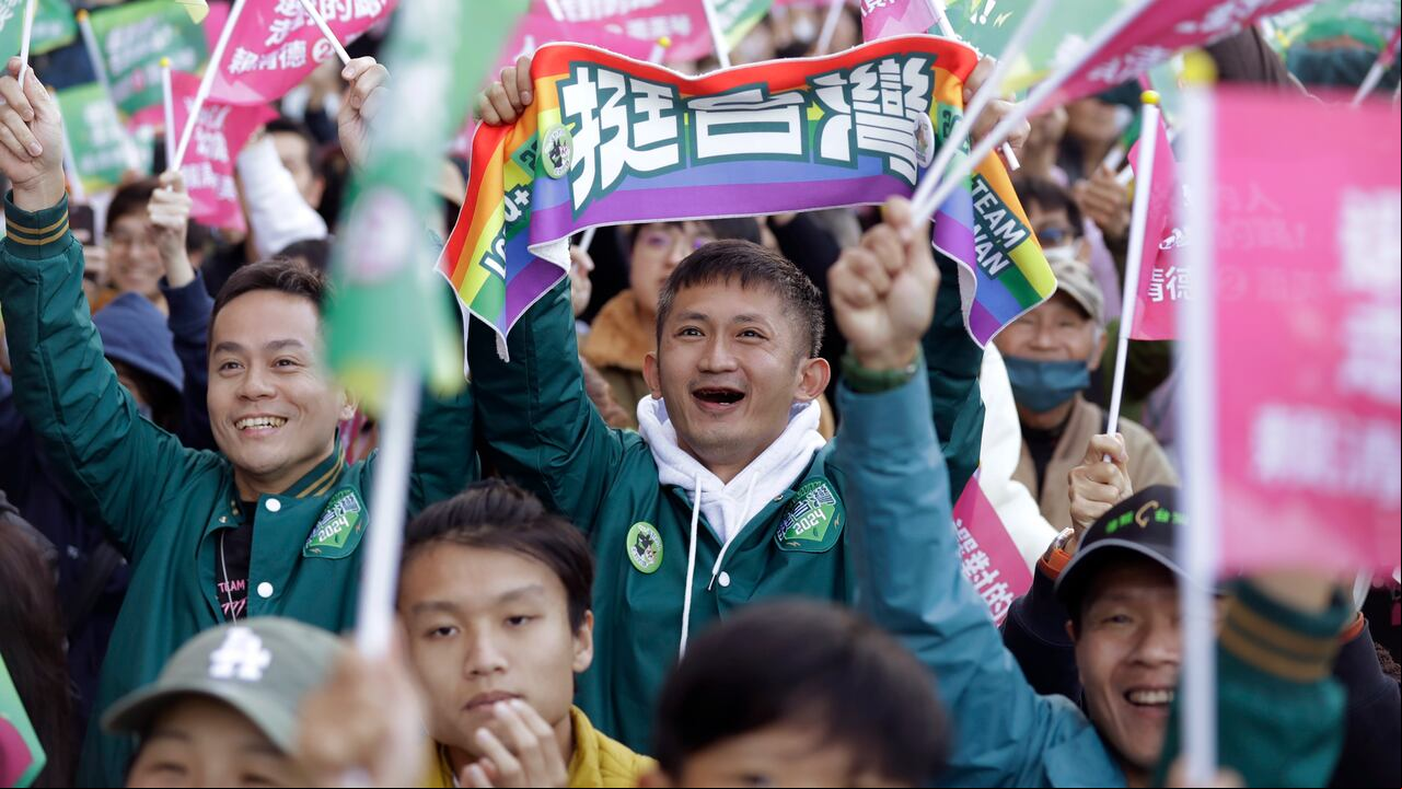 Los partidarios del candidato presidencial del Partido Progresista Democrático, Lai Ching-te, celebran los resultados de las elecciones en Taipei, Taiwán, el sábado 13 de enero de 2024. Las urnas cerraron el sábado en las elecciones presidenciales y parlamentarias de Taiwán que trazarán la trayectoria de las relaciones de la democracia autónoma con China durante los próximos cuatro años.