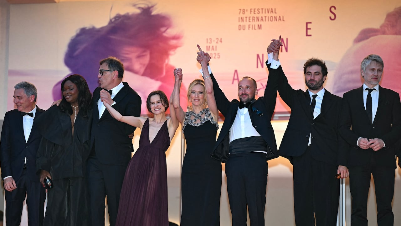 La actriz sa Guslagie Malanda, el director de cine francés Dominik Moll, la actriz sa Mathilde Roehrich, la actriz sa Lea Drucker, el actor Jonathan Turnbull, el actor francés Theo CostaMarini y el actor francés Stanislas Merhar se marchan tras la proyección de la película "Dossier 137" en la 78.ª edición del Festival de Cine de Cannes, en Cannes, sur de Francia, el 15 de mayo de 2025. (Foto de Bertrand GUAY / AFP)