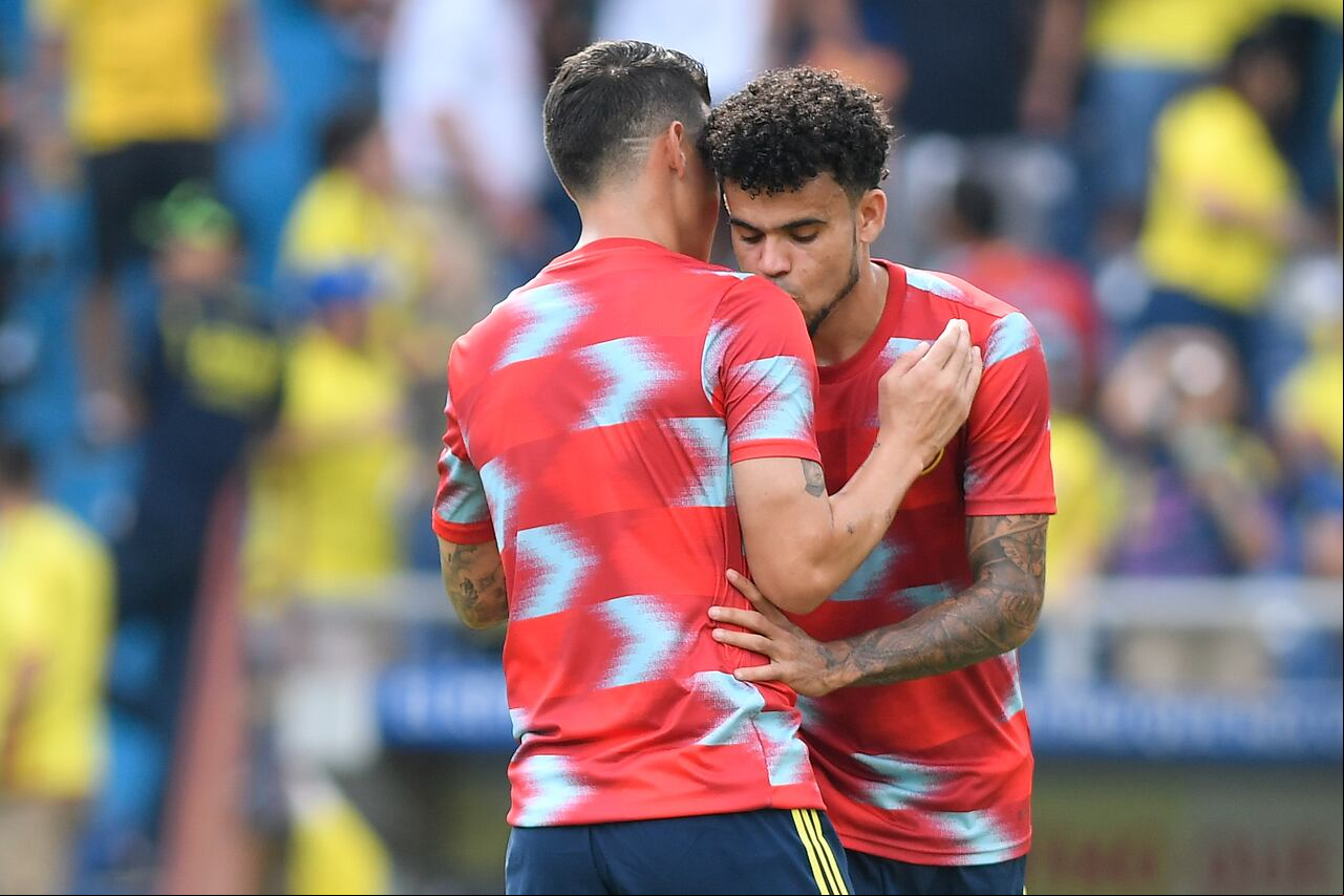 Abrazo entre James Rodríguez y Luis Díaz, futbolistas de la Selección Colombia.