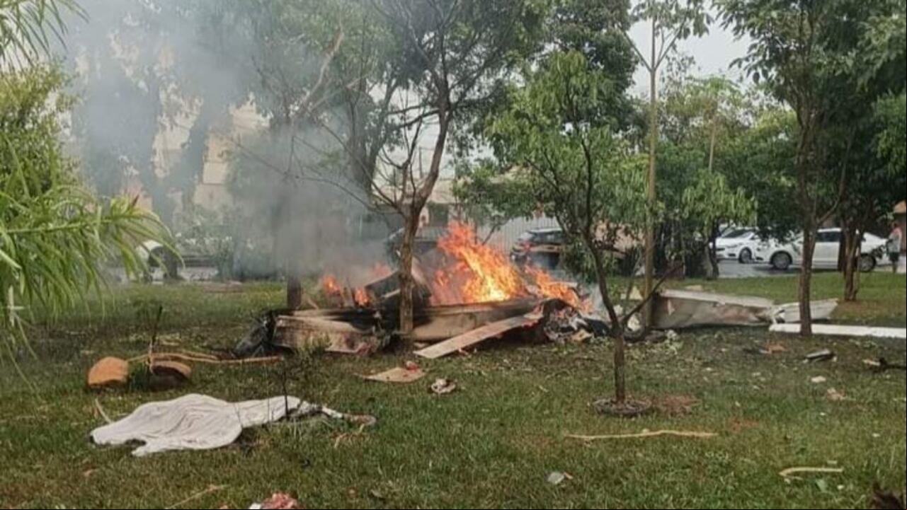Cinco personas perdieron la vida luego de que se precipitara a tierra una aeronave en un lugar residencial en la localidad de Jaboticabal, en San Paulo.