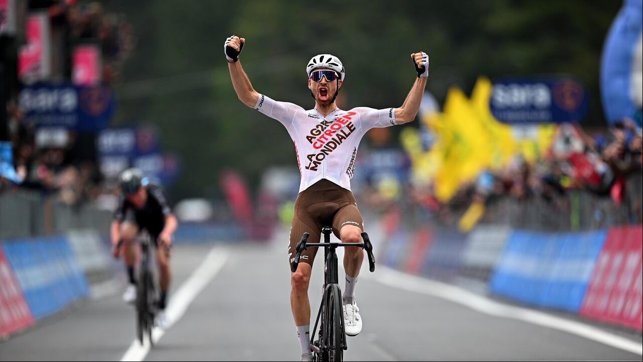 Aurélien Paret-Peintre de Francia y AG2R Citroën Team celebran en la línea de meta como ganador de etapa por delante de Andreas Leknessund de Noruega y Team DSM durante el 106º Giro d'Italia 2023, Etapa 4 a 175 km etapa de Venosa a Lago Laceno 1059m - Bagnoli Irpino / #UCIWT / el 09 de mayo de 2023 en Bagnoli Irpino, Italia.