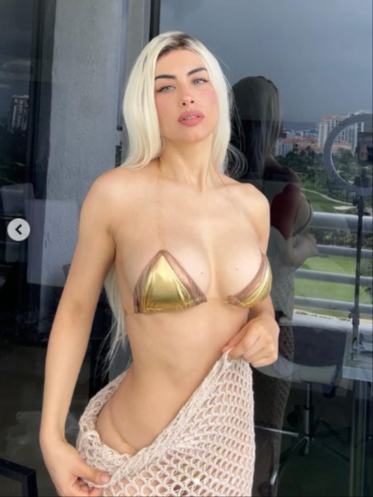 La modelo mostró la versión rubia de la muñeca más famosa del mundo.