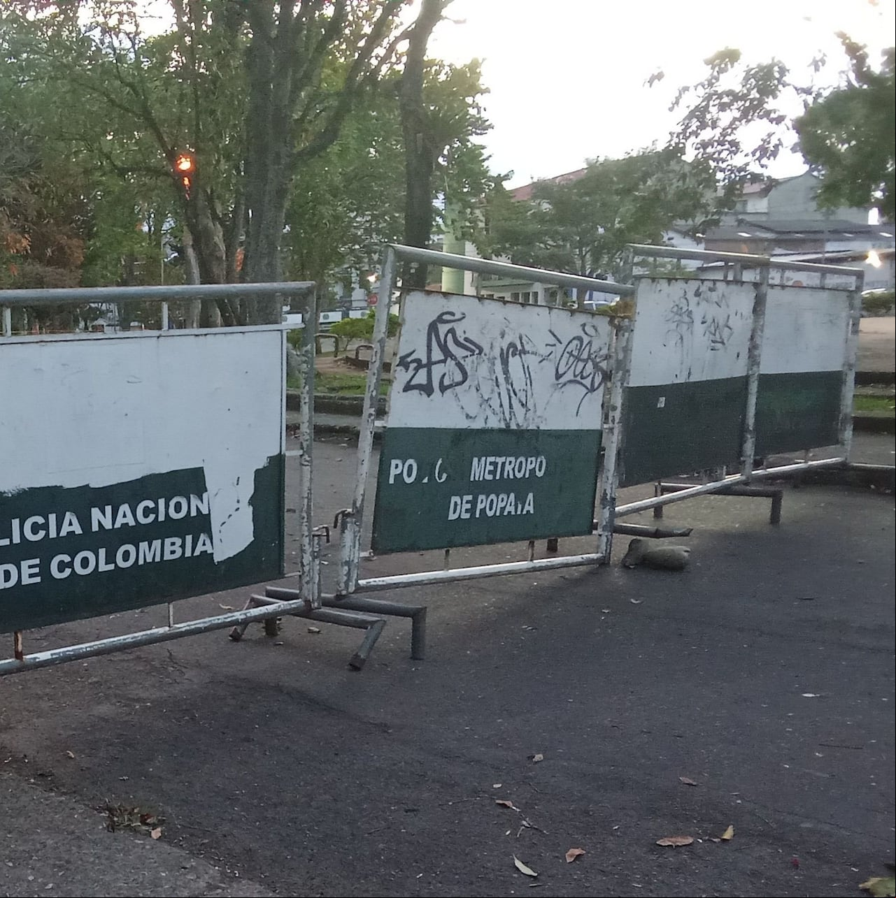 Varias calles adyacentes a las estaciones de Policía de Popayán son cerradas en la noche para evitar atentados con vehículos acondicionados con explosivos.