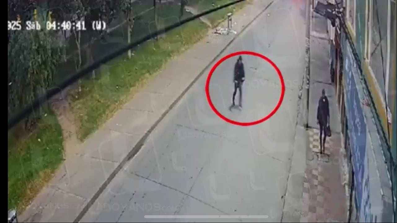 El hecho ocurrido en la localidad de Kennedy en Bogotá quedó captado en una cámara de seguridad, la cual evidencia el momento en que el delincuente se aproxima al uniformado de la UNP.