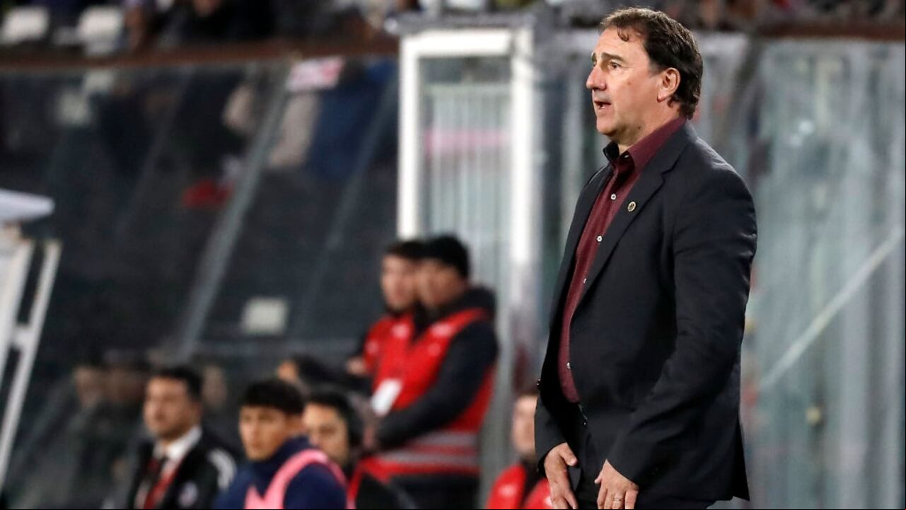 SANTIAGO, CHILE - SEPTEMBER 12: Nestor Lorenzo, head coach of Colombia, looks on during a FIFA World Cup 2026 Qualifier match between Chile and Colombia at Estadio Monumental David Arellano on September 12, 2023 in Santiago, Chile. (Photo by Marcelo Hernandez/Getty Images)