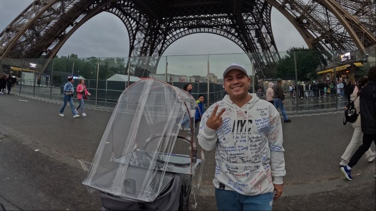 Los transeúntes que circularon en las cercanías de la Torre Eiffel, en la ciudad de París, Francia, también pudieron probar los postres de ‘Jesús Quesillo’.
