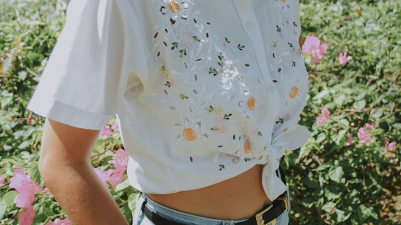 Las blusas de moda se distinguen por su aspecto sencillo, con una ocupación de colores mínima y que incluso se inclina por una gama de colores sobrios.