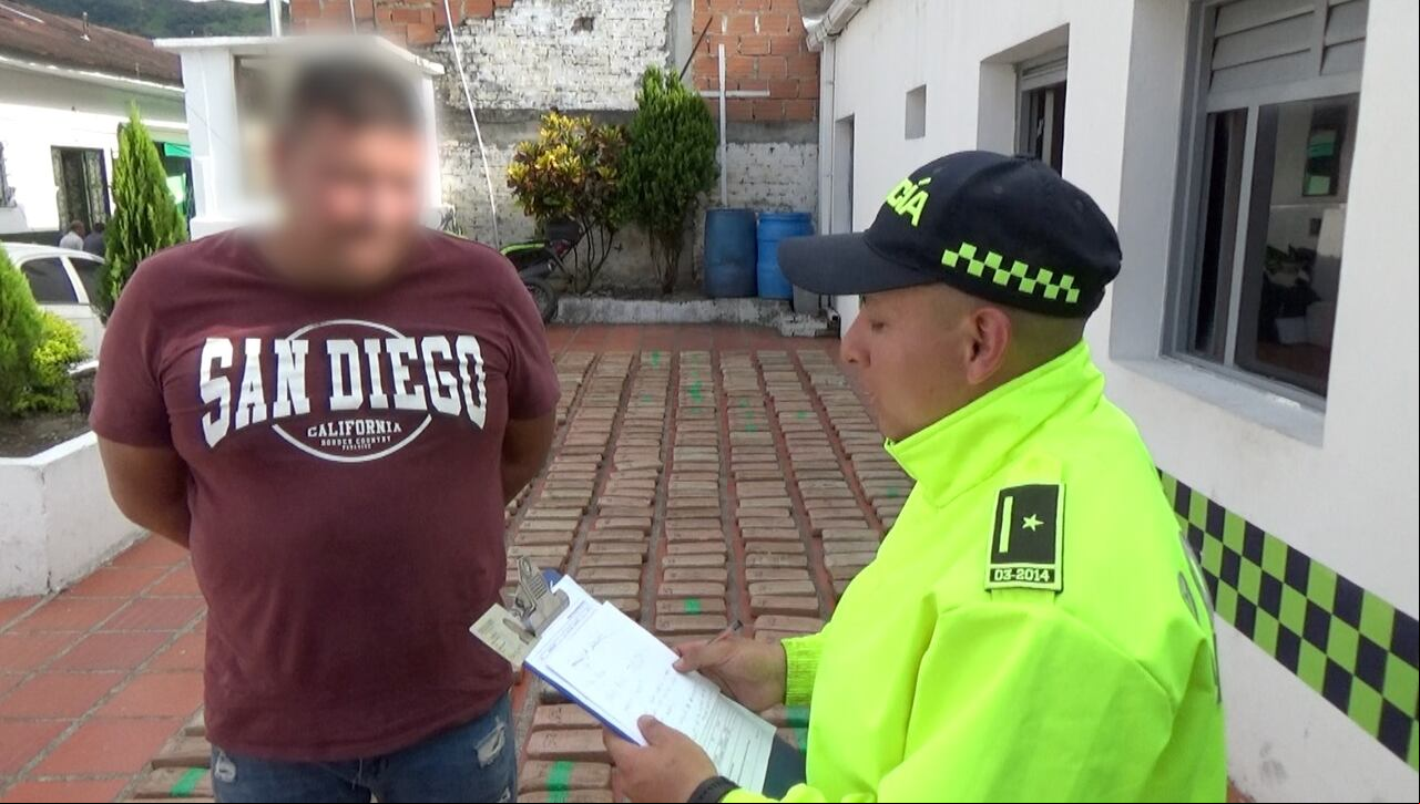 Encuentran 420 kilos de cocaína ocultos en la carrocería de un furgón retenido en Guaduas, Cundinamarca, y que hacía parte de la organización delincuencial.