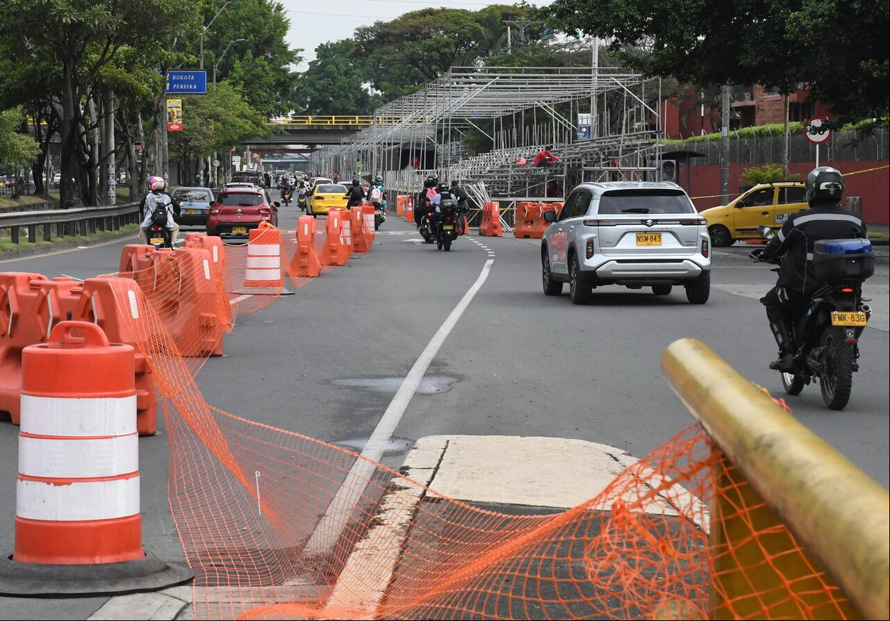 Cali: Cierre de un carril de la Autopista Sur Oriental por inicio de instalación de las graderías para la Feria de CAli. Foto José L Guzmán. El País
