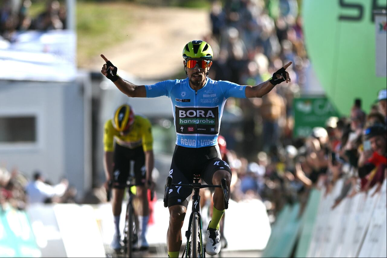 ALTO DO MALHAO, PORTUGAL - 18 DE FEBRERO: (NOTA DEL EDITOR: Cultivo alternativo) Daniel Felipe Martínez de Colombia y el equipo BORA - hansgrohe - Blue Mountain Jersey celebra en la línea de meta como ganador de etapa durante la 50ª Volta ao Algarve em Bicicleta 2024, Etapa 5 a Etapa de 165,8 km desde Faro hasta Alto do Malhao 514 m el 18 de febrero de 2024 en Alto do Malhao, Portugal. (Foto de Dario Belingheri/Getty Images)