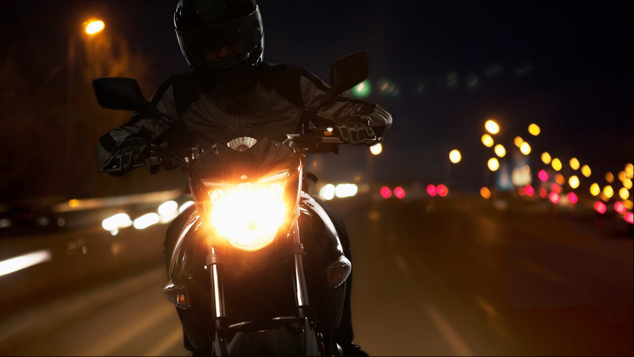 Navegando la noche: Precauciones esenciales al conducir en moto