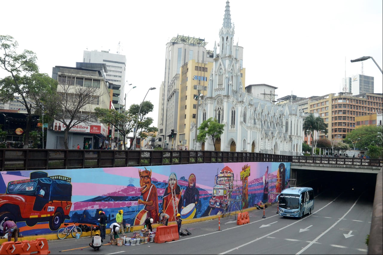 Cali: Continúan pintando los murales simbólicos de la ciudad a la salida del túnel de mundialista. Foto José L Guzmán. El País