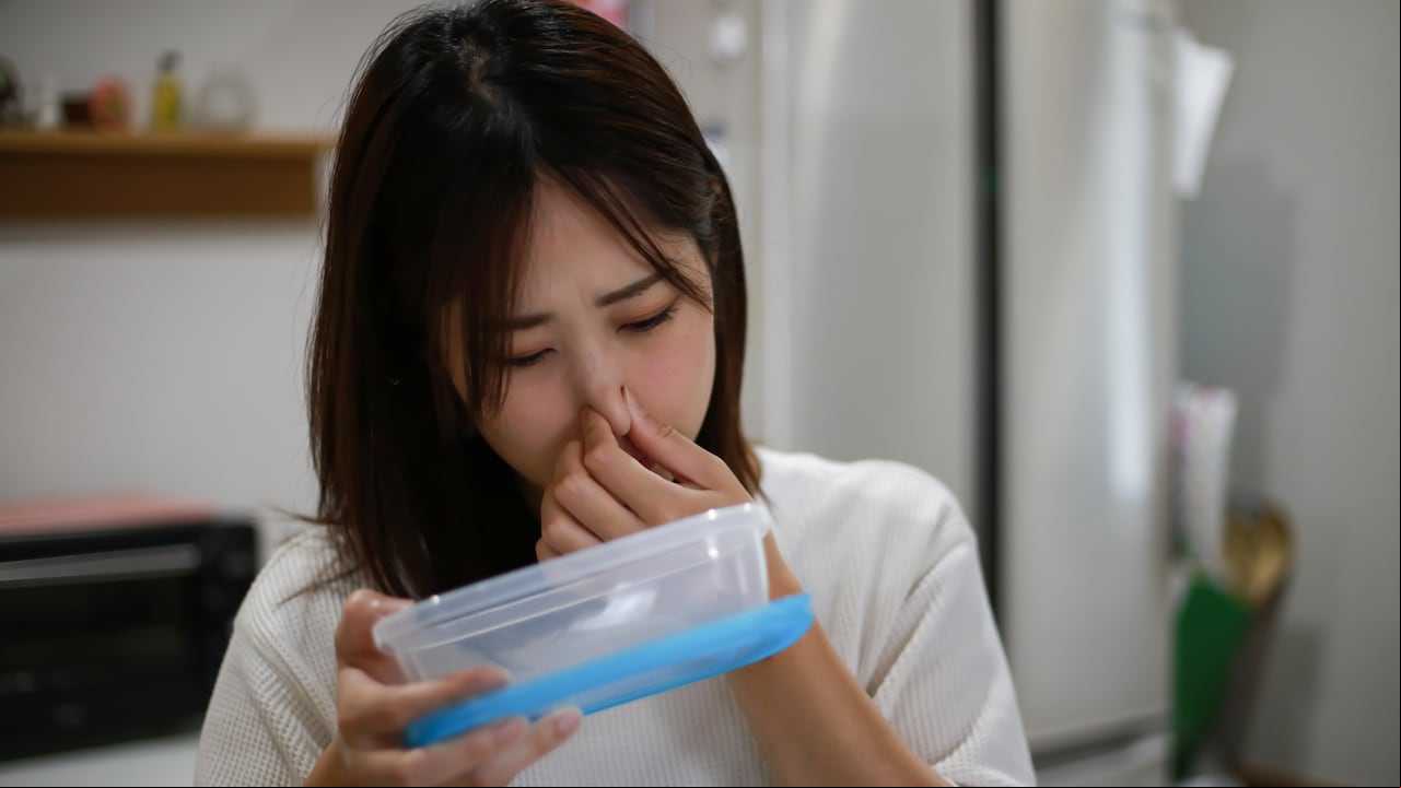 Mantener los recipientes plásticos libres de malos olores es una tarea importante para aquellos que desean conservar la frescura de sus alimentos.