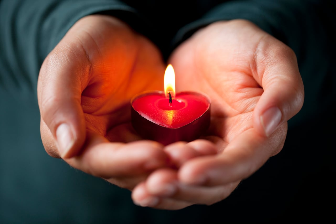 Encuentre la armonía en sus relaciones cotidianas con la ayuda de estos rituales de velas en agosto.