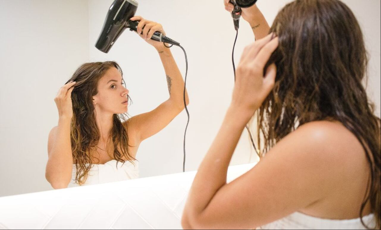 Es recomendable secar el cabello antes de acostarse, utilizar productos adecuados, peinar suavemente y evitar dormir con el cabello completamente empapado.