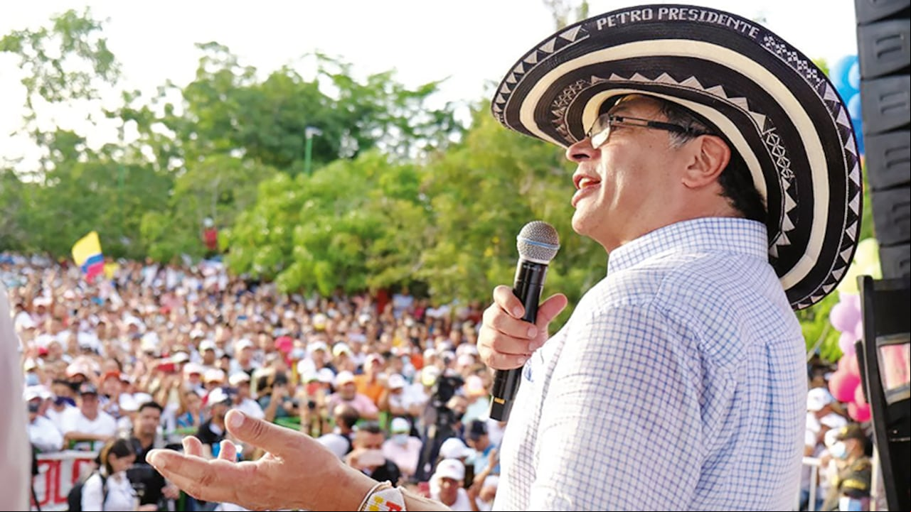 El presidente GUSTAVO PETRO está en medio de un escándalo desatado por dos de sus funcionarios más cercanos: su exjefa de gabinete y su hombre clave durante la campaña y, además, embajador en Venezuela.