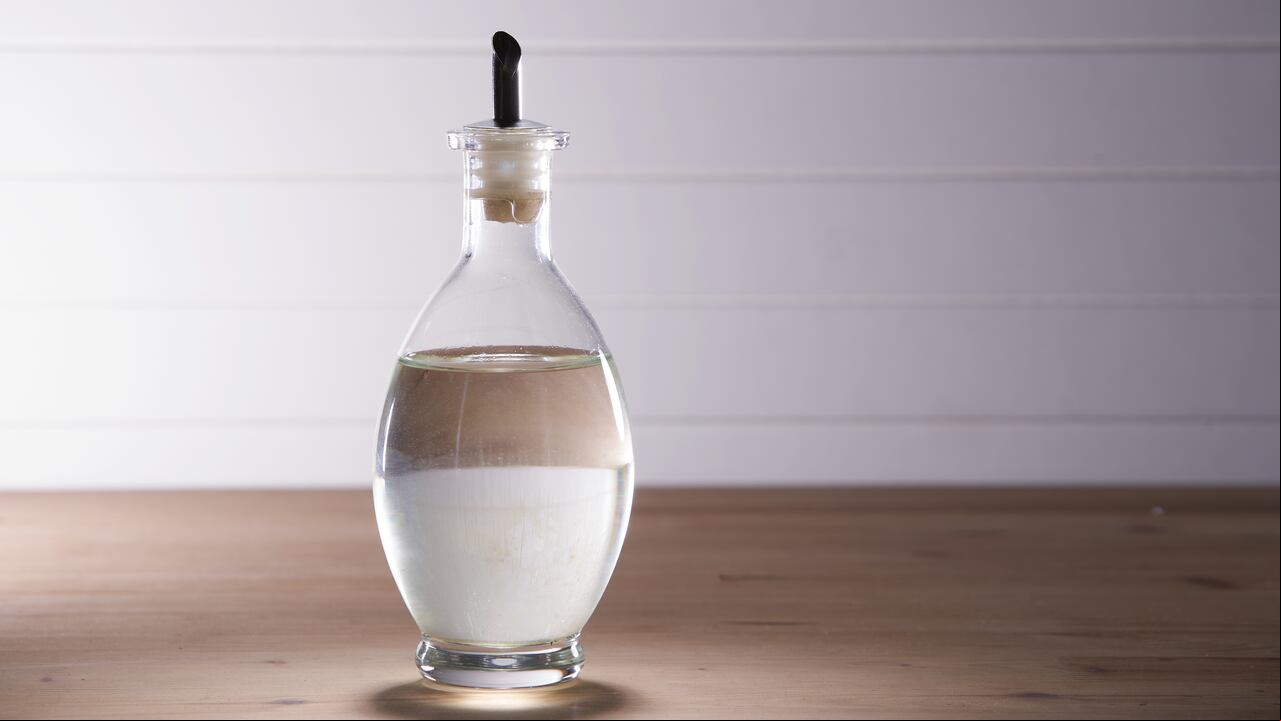 El vinagre blanco suele obtenerse por fermentación del alcohol etílico, aunque en algunos casos suele ser un destilado procedente de otros vinagres de vino.