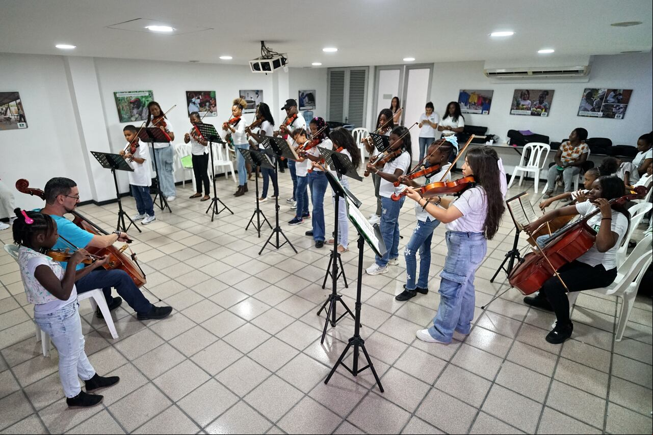 Con una propuesta, de escuelas de música a través de violines, Carvajal y Propal, ayudan a niños de Puerto Tejada, en el norte del Cauca, para tratar de minimizar los riesgos y la vulnerabilidad social de este municipio, azotado por las bandas criminales y el microtráfico. Foto Jorge Orozco.