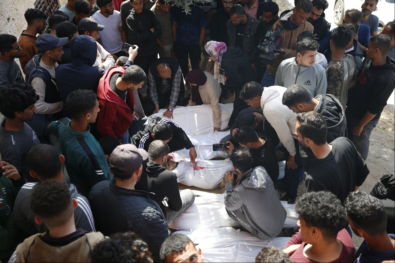 Familiares de los 9 palestinos, entre ellos 3 periodistas, fallecidos a consecuencia de los ataques aéreos israelíes en Beit Lahia, lloran mientras los cadáveres son trasladados al Hospital Indonesio de Beit Lahia, Gaza, el 15 de marzo de 2025.