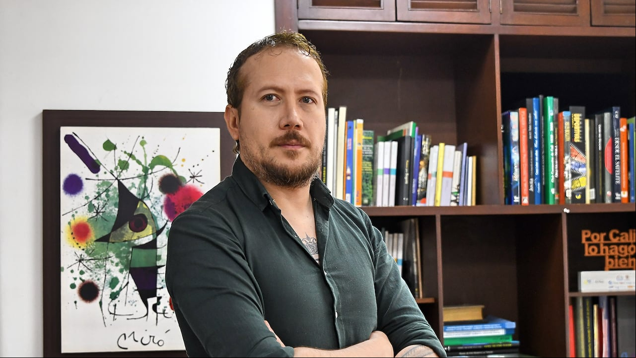 escritor colombiano C. A. Bangadof, seudónimo de Christian Alexander Narváez, autor de la novela 'Diario de una seducida'. Abril 10 de 2024, Foto Wirman Rios