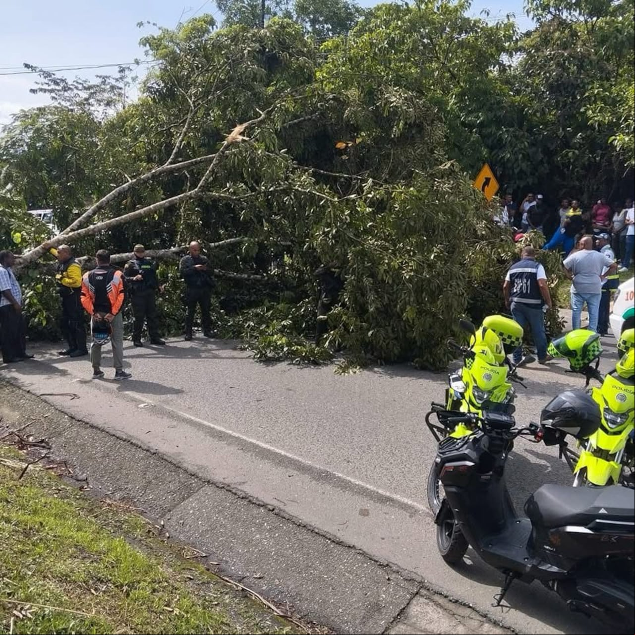 Cierre total de vía en el PR 16+000, sector El Gallinero (D.E. de Buenaventura)