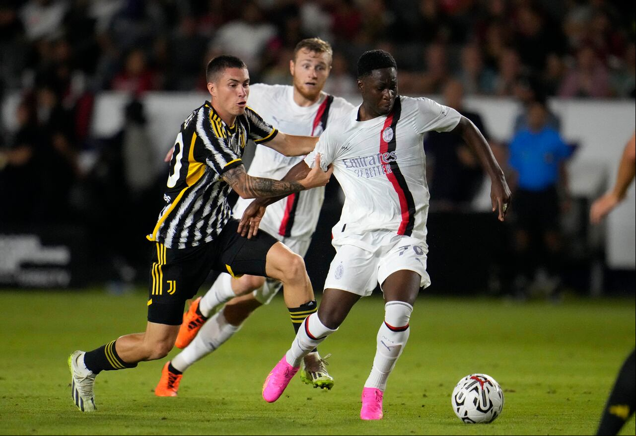 CARSON, CALIFORNIA - 27 DE JULIO: Chaka Traore #70 del AC Milan es retenido por Matias Soule #30 de la Juventus durante la segunda mitad de su partido amistoso de pretemporada en Dignity Health Sports Park el 27 de julio de 2023 en Carson, California. Kevork Djansezian/Getty Images/AFP (Foto de KEVORK DJANSEZIAN/GETTY IMAGES NORTH AMERICA/Getty Images vía AFP)