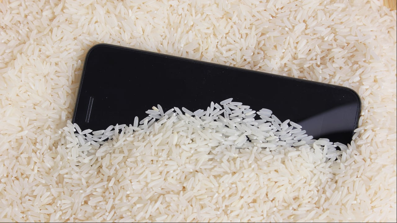 Retirar fundas, tarjetas SIM y de memoria del celular mojado facilita el proceso de secado y minimiza el daño potencial.