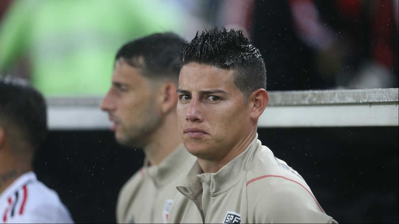 James Rodríguez, futbolista colombiano, en el banco de suplentes con su equipo, el Sao Pablo de Brasil