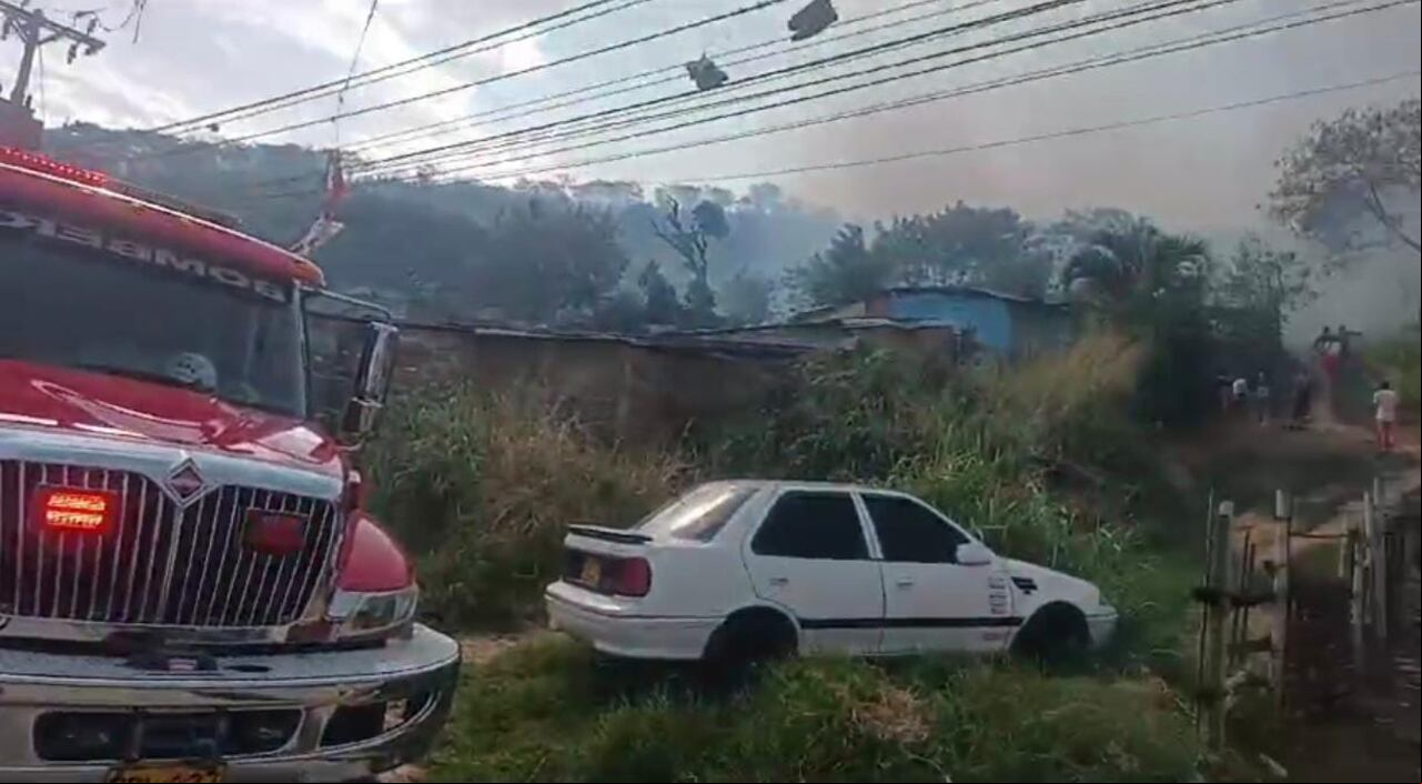 El fuego ya alcanzó a llegar a las viviendas.