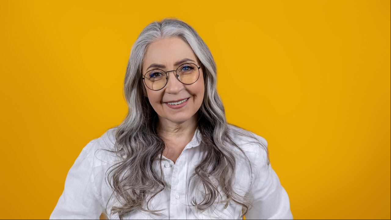 En su búsqueda de un aspecto que refleje su sabiduría y experiencia, las mujeres mayores de 60 años están considerando cuidadosamente una variedad de tonos de cabello que les permitan expresar su individualidad y estilo personal.