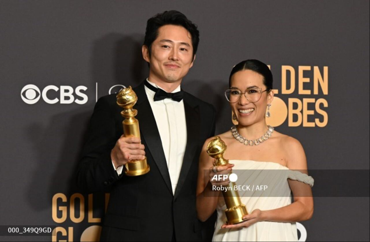 La actriz estadounidense Ali Wong posa con el premio a la Mejor interpretación de una actriz en una miniserie, serie de antología o película para televisión por "Beef" y el actor estadounidense Steven Yeun posa con el premio a la mejor interpretación de un actor en una serie limitada, una serie de antología o una película para televisión para "Beef" en la sala de prensa durante la 81ª edición anual de los Globos de Oro en el hotel Beverly Hilton de Beverly Hills, California, el 7 de enero, 2024. (Photo by Robyn BECK / AFP)