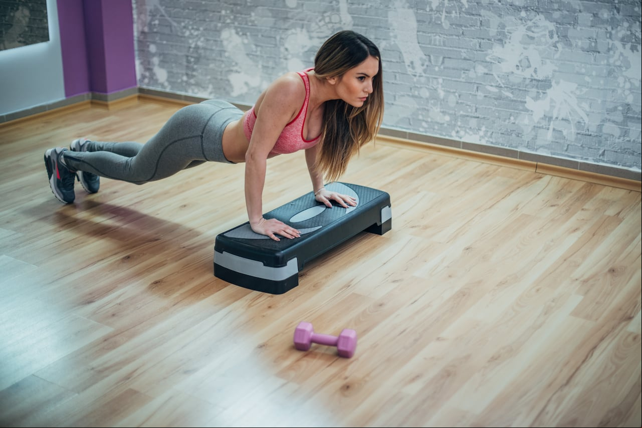 Este ejercicio es excelente para fortalecer los abdominales y los músculos de la espalda.