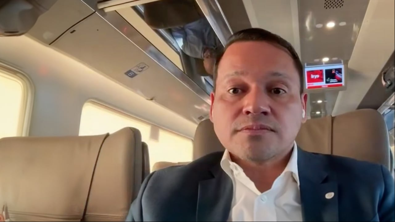 Alejandro Ocampo, congresista del petrismo, dentro de un tren de lujo en Madrid (España)