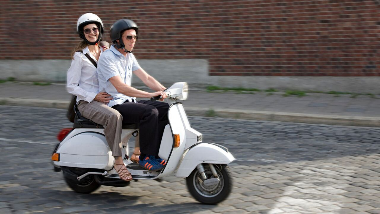 Pareja en scooter