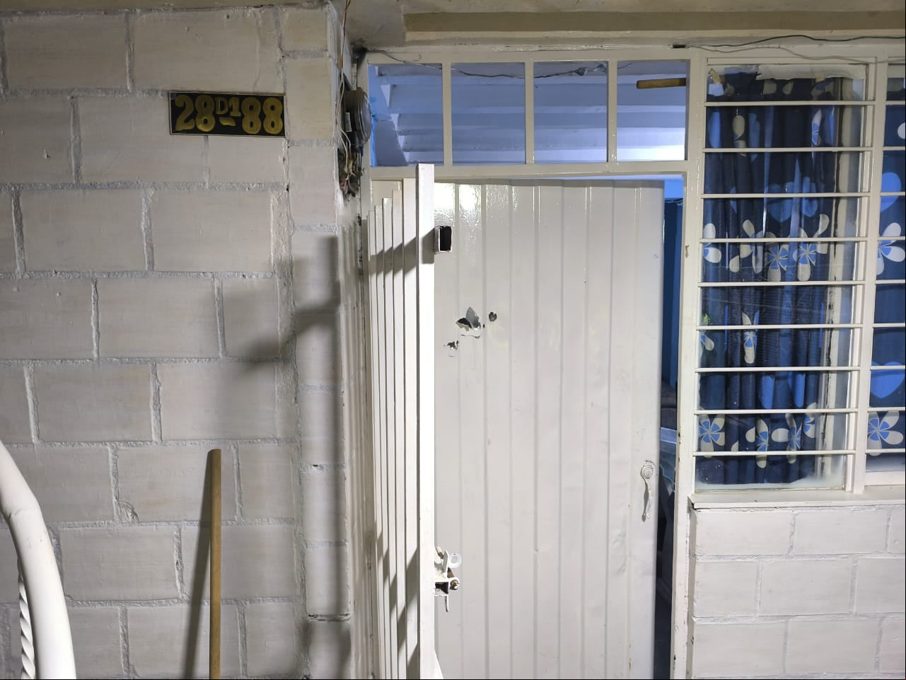 El pasado 2 de enero, el juez de paz, John Olave, de la comuna 21, recibió tres impactos en la puerta de su casa y al parecer estalló una papa bomba. El líder ha tenido amenazas en su contra desde el 2021 y debe andar con un chaleco antibalas, pero dice que están solos y desprotegidos. Foto: Cortesía para El País.