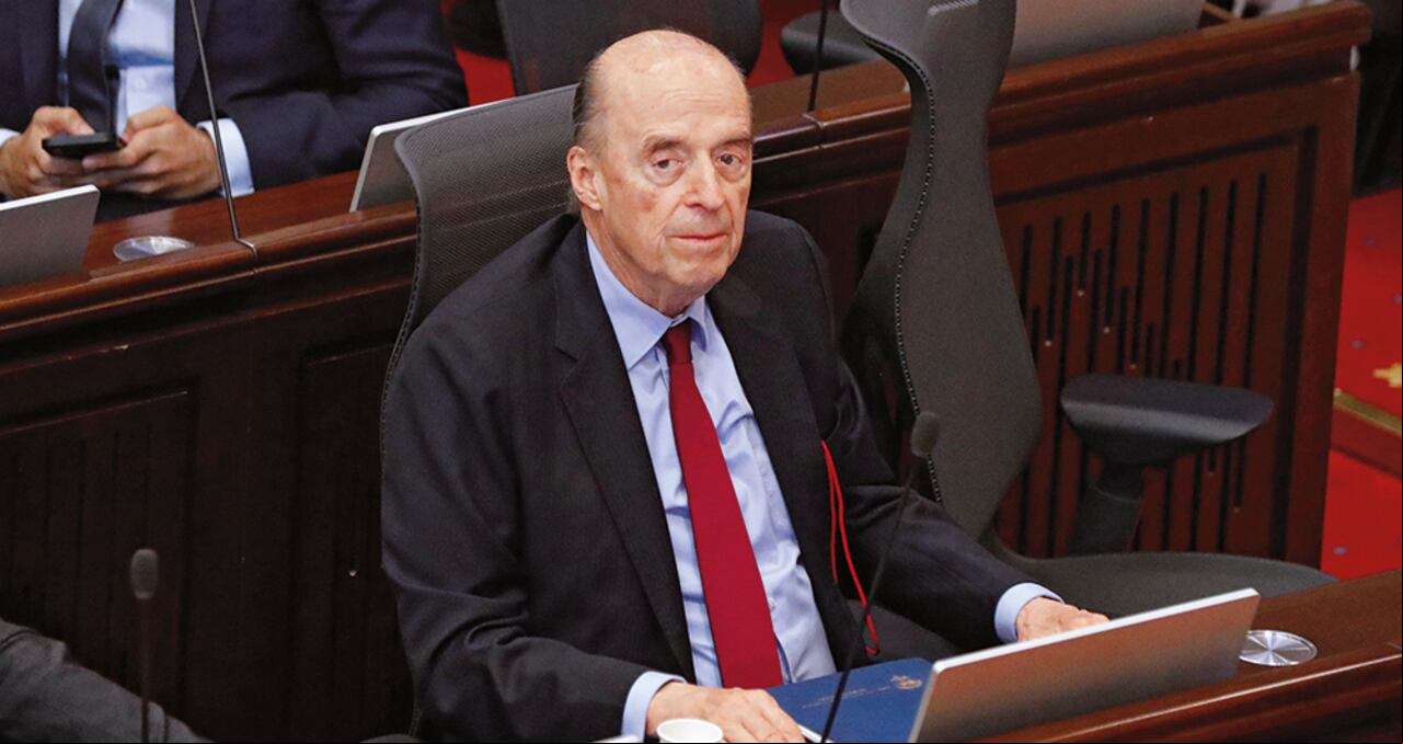 El canciller Álvaro Leyva declaró desierta la licitación y anunció el estado de emergencia manifiesta para poder adjudicar el contrato directamente.