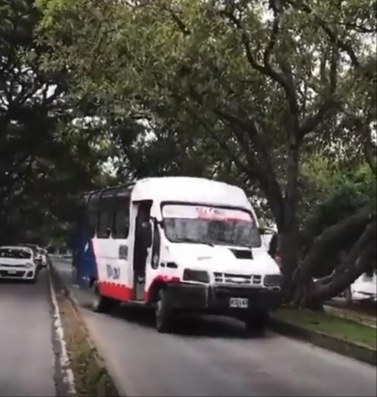 La buseta tuvo dificultades para poder entrar por completo al carril.