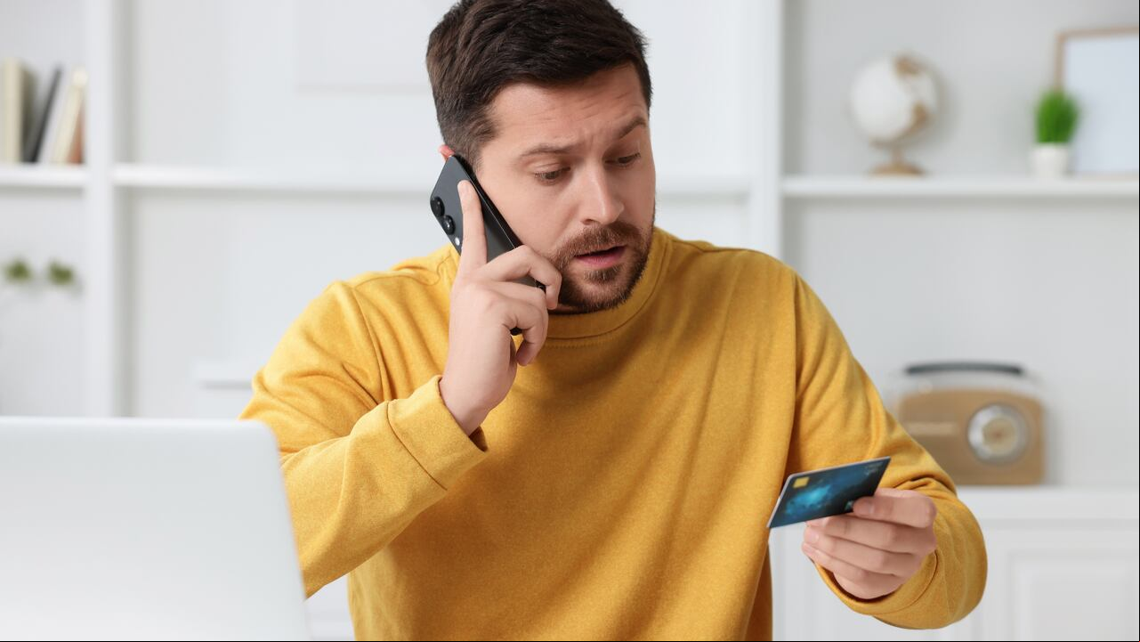 Los delincuentes usan las llamadas telefónicas para engañar a los s.