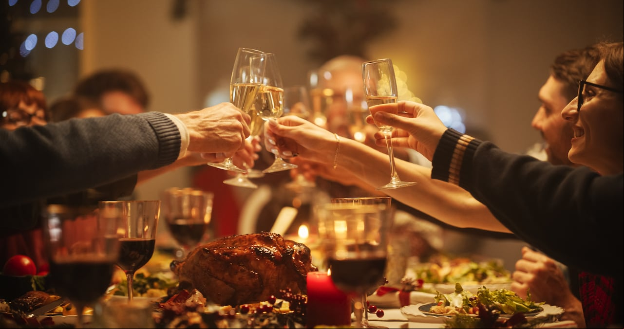 La cena de Año Nuevo es un evento que generalmente se comparte con familiares y amigos.