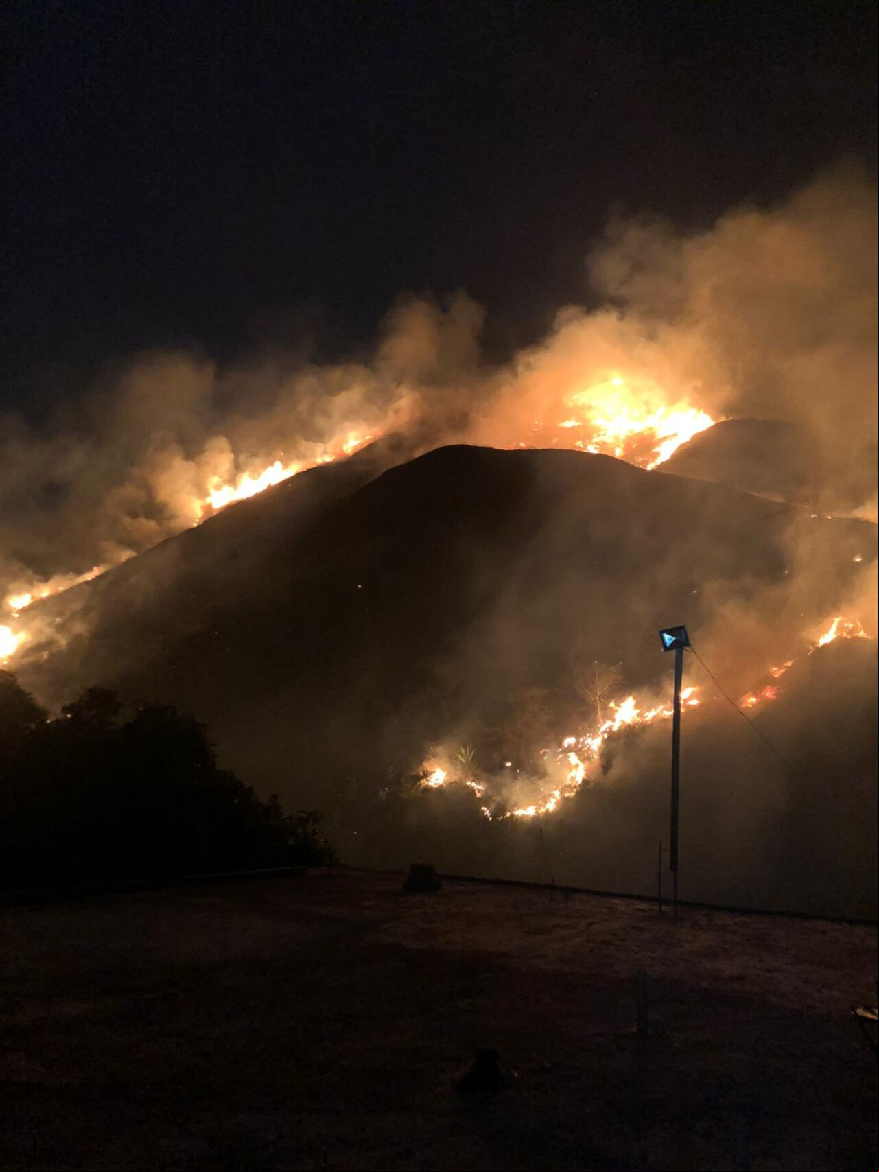 Incendio forestal en Pilas del Cambuyal