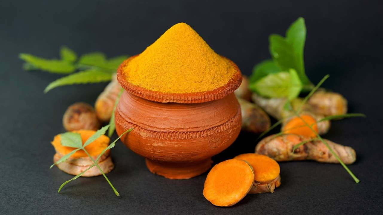 La cúrcuma tiene propiedades antioxidantes y antinflamatorias.