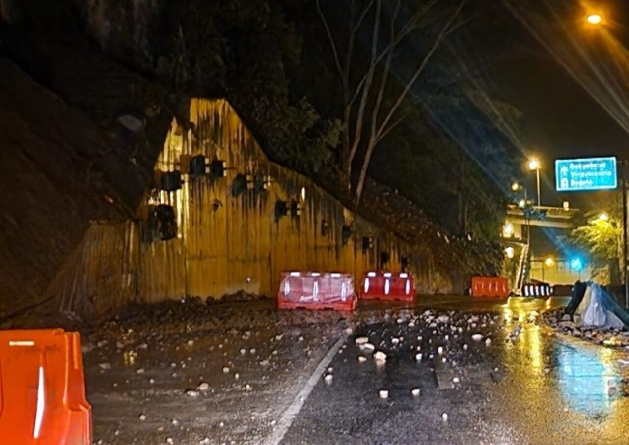 Vía al Llano sigue cerrado debido a la caída de rocas en la carretera.