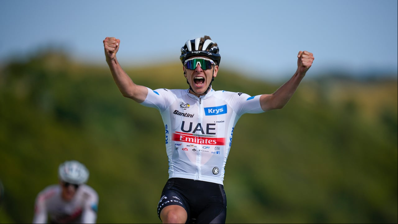 El esloveno Tadej Pogacar, vestido con el maillot blanco de mejor ciclista joven, celebra al cruzar la línea de meta para ganar la vigésima etapa de la carrera ciclista del Tour de Francia de más de 133,5 kilómetros (83 millas) con inicio en Belfort y final en Le Markstein Fellering, Francia, el sábado 22 de julio de 2023. (Foto AP/Daniel Cole)